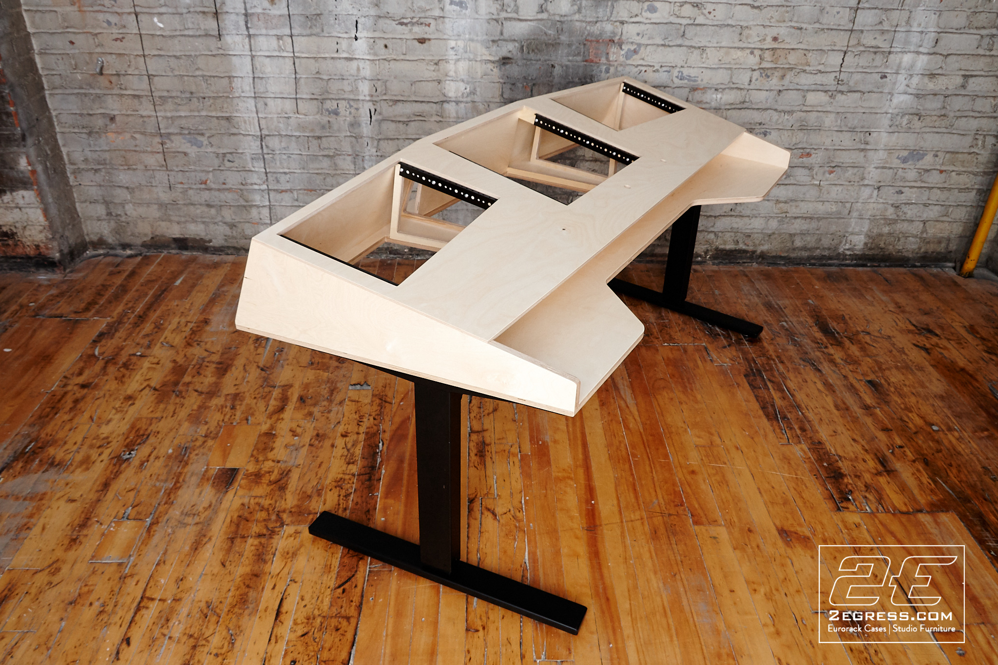 marito marques studio desk pintassilgo 2egress