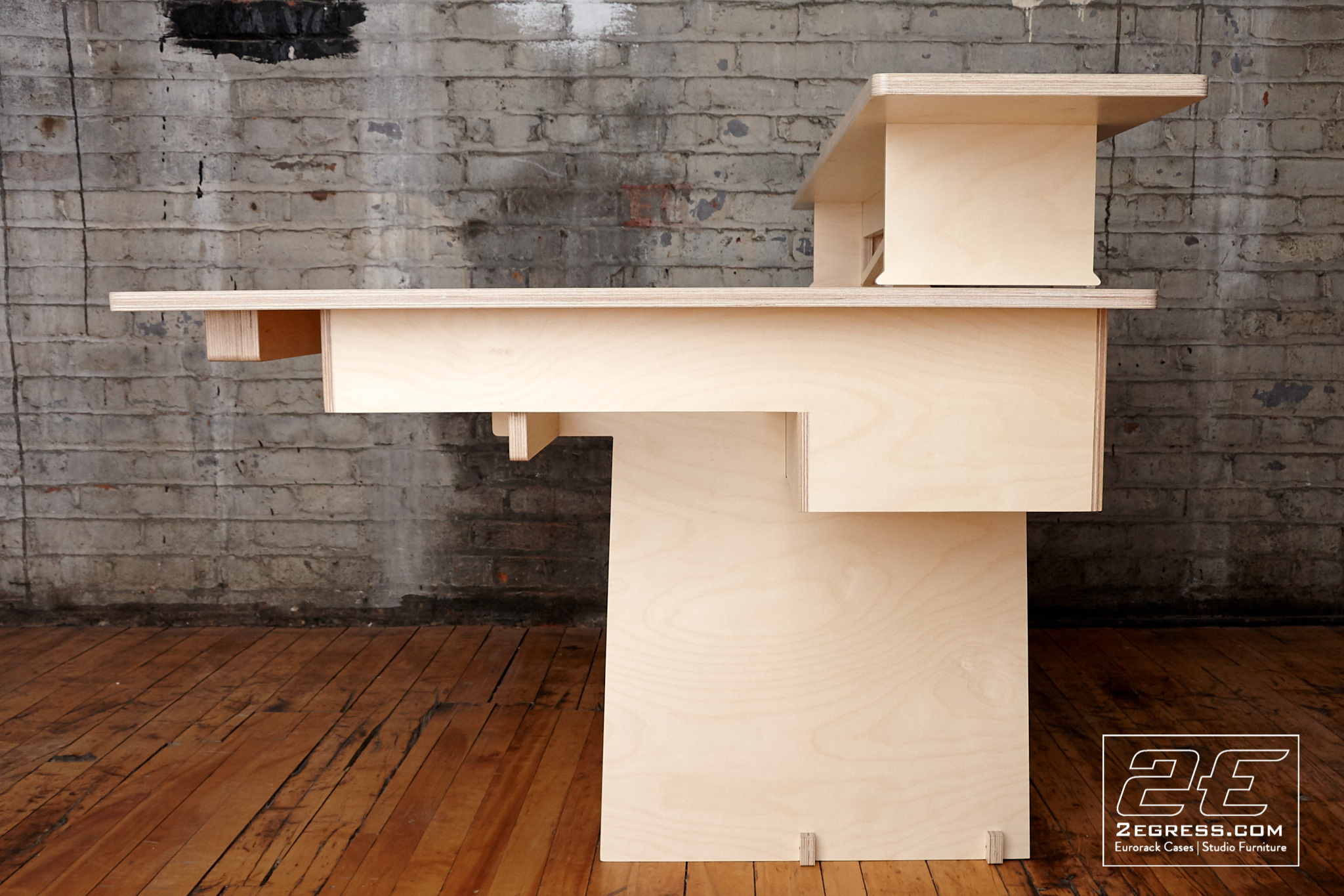 Toft ATB 32 studio desk 2egress