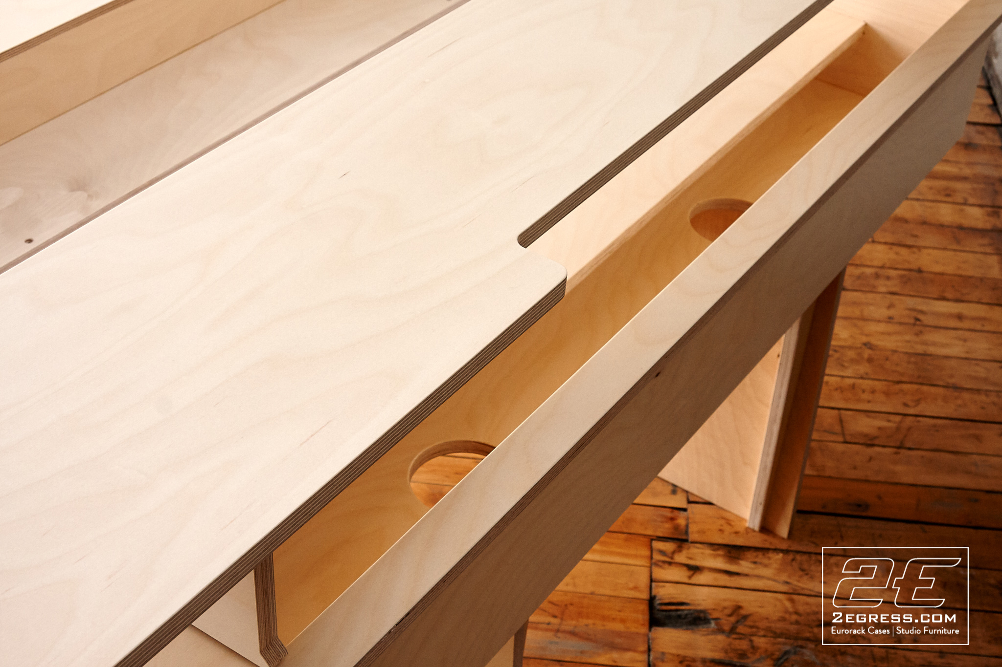 Toft ATB 32 studio desk 2egress