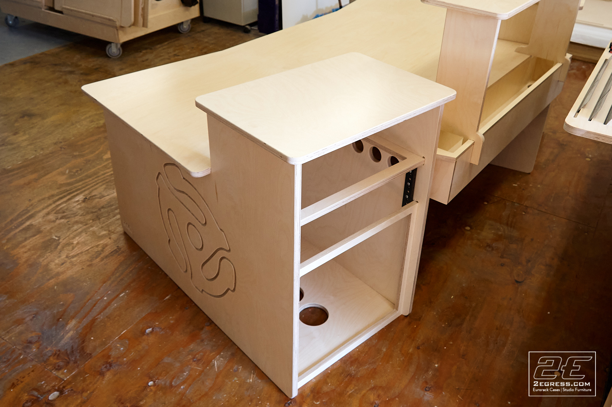 studio desk yamaha dm2000 2egress