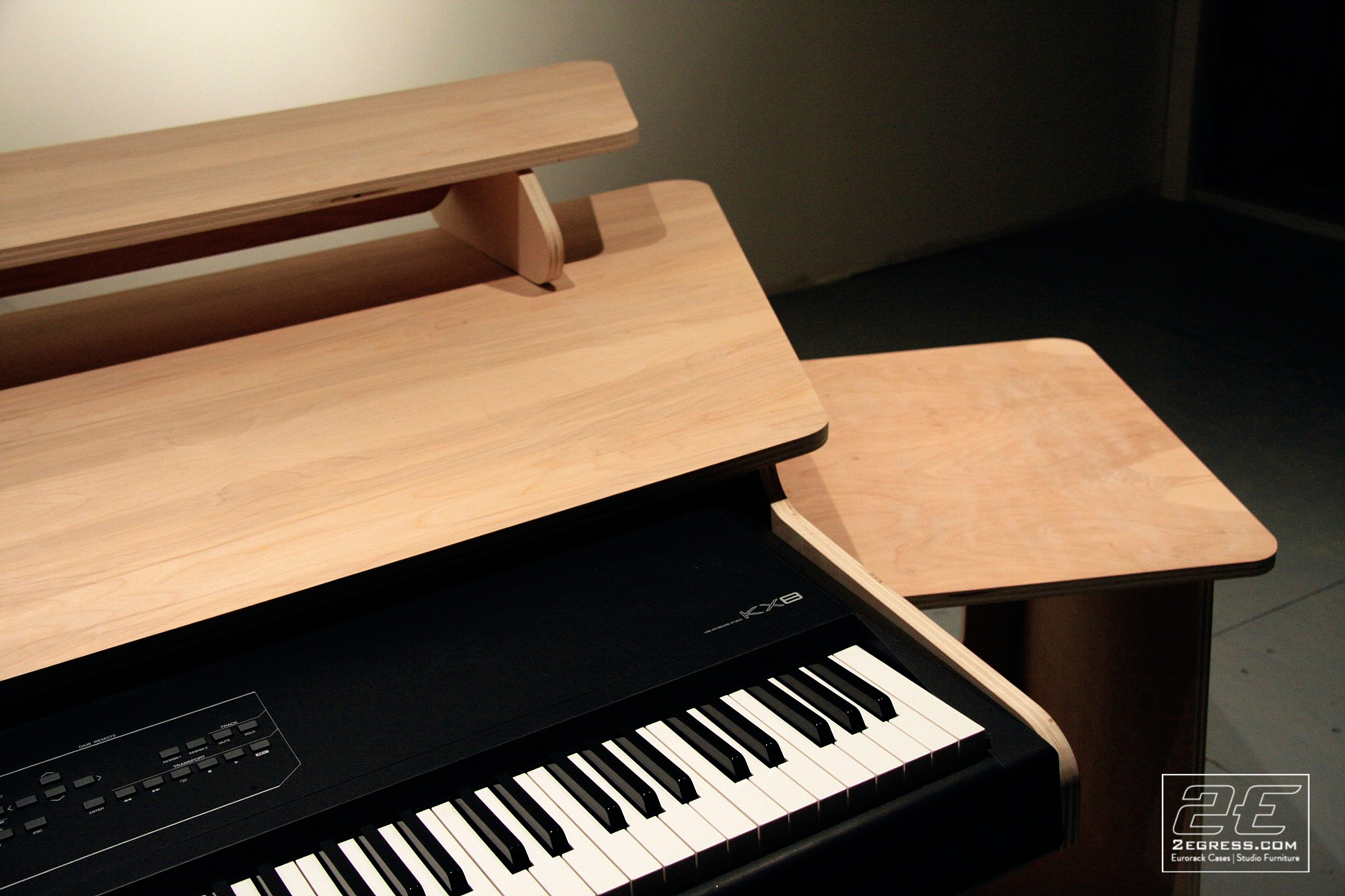 studio desk yamaha kx8 2egress