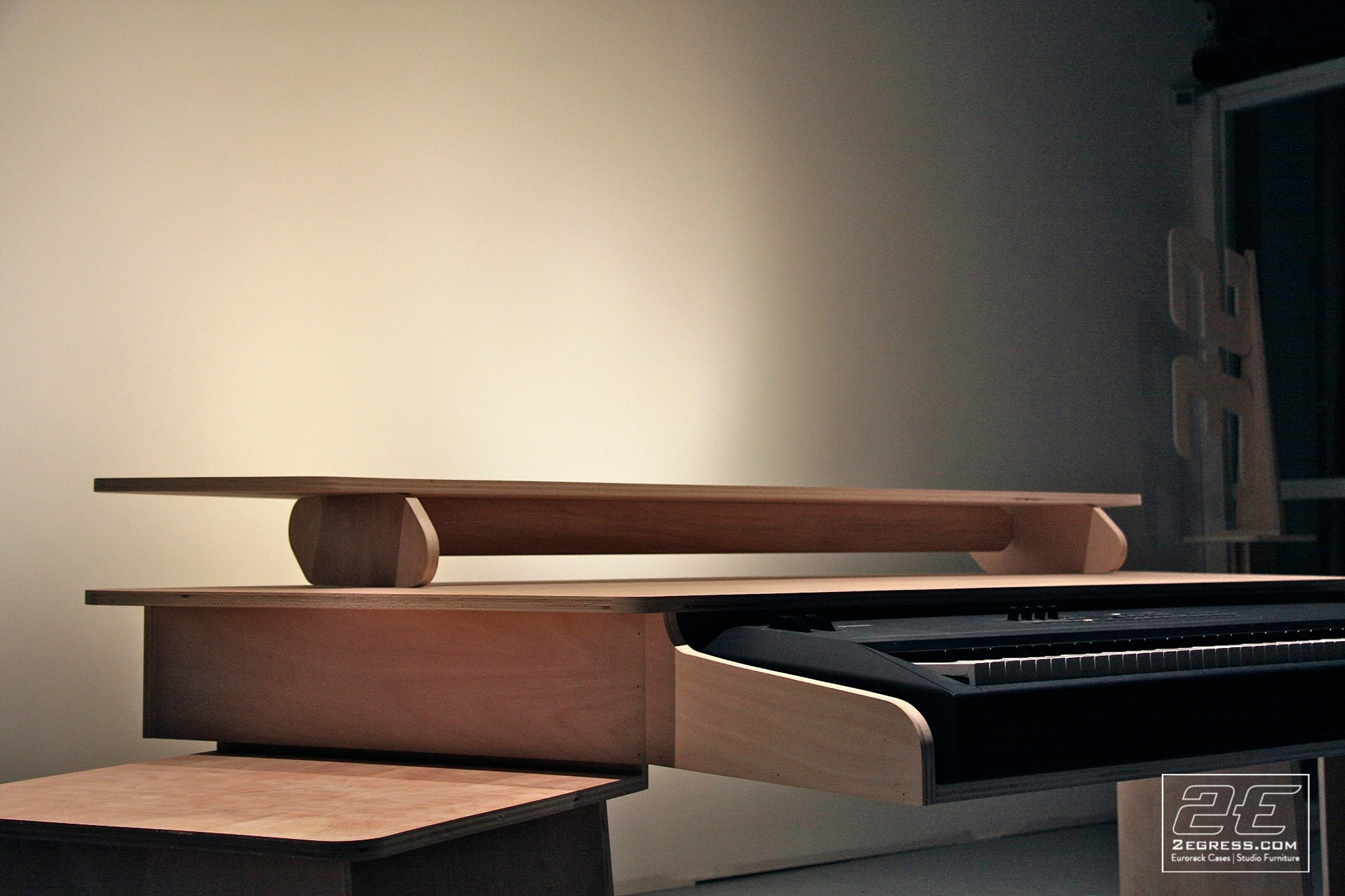 studio desk yamaha kx8 2egress